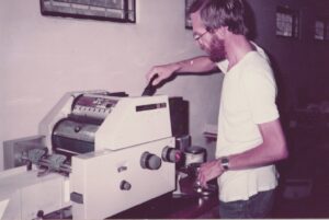 Arbeit an der Mini - Offset-Druckmaschine in Argentinien.